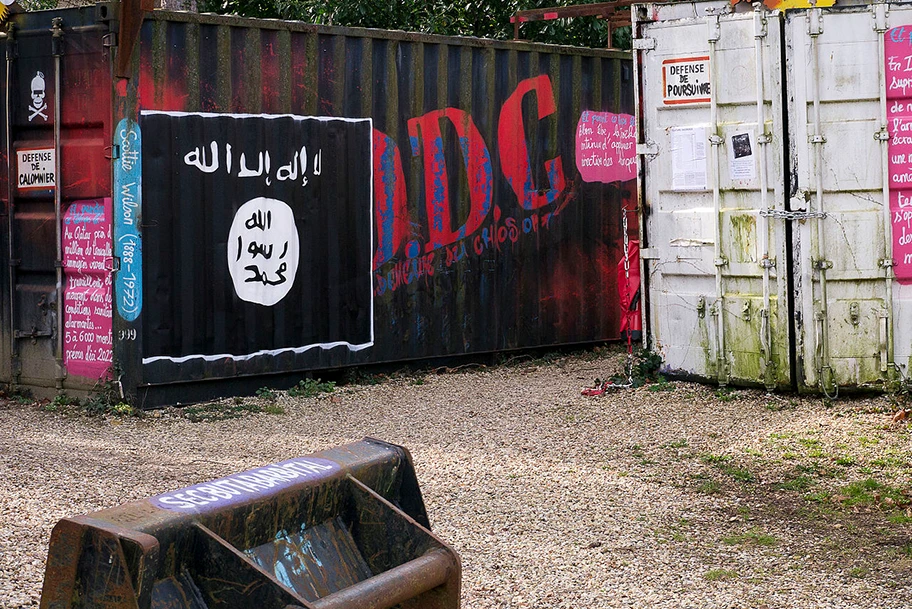 Flagge des islamischen Staates, Graffitit in St.-Romain-au-Mont-d'Or, Rhone-Alpes, Frankreich.