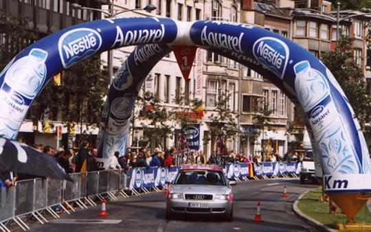 Nestlé Werbung an der Tour de France für das Aquarel-Trinkwasser.