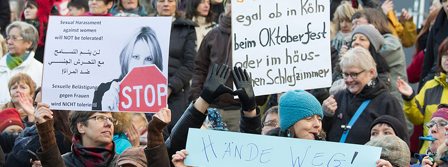 Flashmob gegen Männergewalt auf der Treppe vom Bahnhofsvorplatz Köln hoch zum Kölner Dom in Reaktion auf die sexuellen Übergriffe in der Silvesternacht 2015