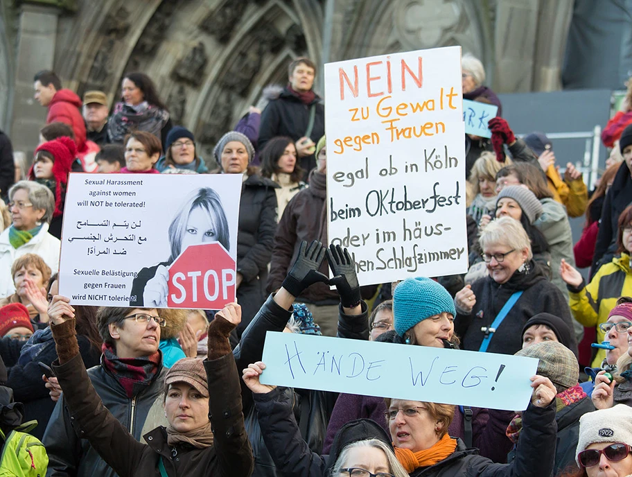 Flashmob gegen Männergewalt auf der Treppe vom Bahnhofsvorplatz Köln hoch zum Kölner Dom in Reaktion auf die sexuellen Übergriffe in der Silvesternacht 2015