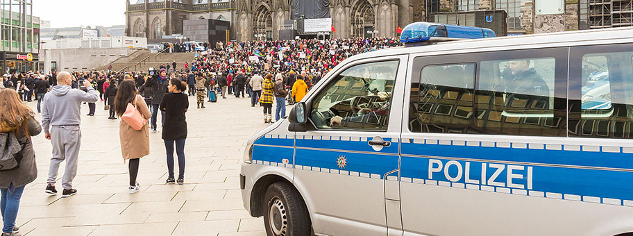 Flashmob gegen Männergewalt auf der Treppe vom Bahnhofsvorplatz Köln hoch zum Kölner Dom in Reaktion auf die sexuellen Übergriffen in der Silvesternacht 2015