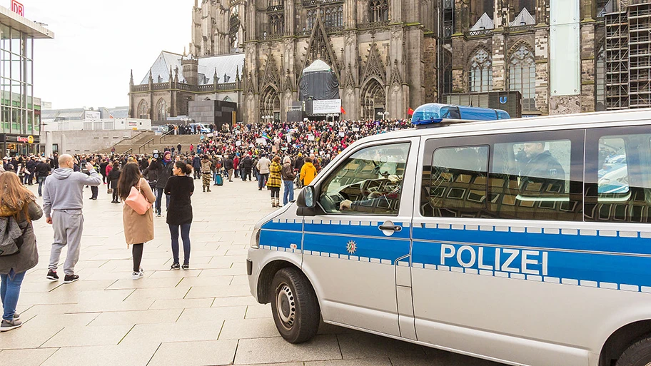 Flashmob gegen Männergewalt auf der Treppe vom Bahnhofsvorplatz Köln hoch zum Kölner Dom in Reaktion auf die sexuellen Übergriffen in der Silvesternacht 2015