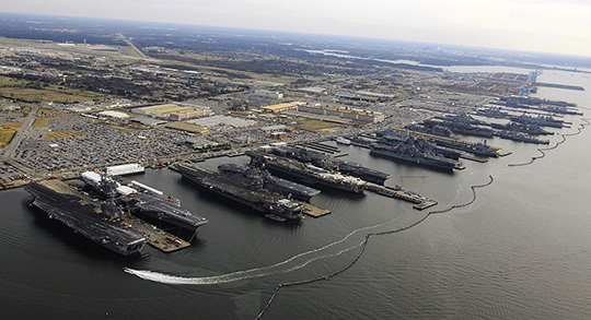 Die grösste Marinebasis der Welt. Der Stützpunkt 'Norfolk Naval Base' der United States Navy in Norfolk, Virginia, USA.