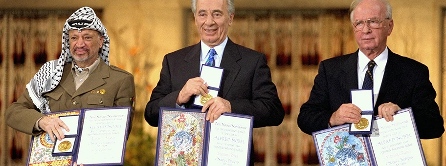 Jitzchak Rabin (in der Mitte) mit Jassir Arafat (links) an der Nobelpreisverleihung in Oslo 1994.