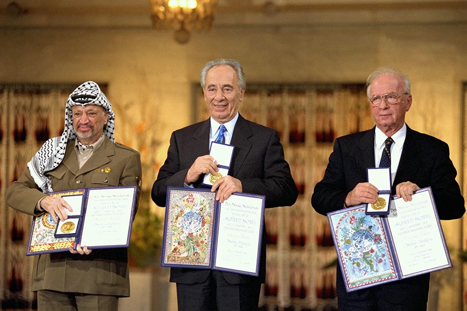 Jitzchak Rabin (in der Mitte) mit Jassir Arafat (links) an der Nobelpreisverleihung in Oslo 1994.