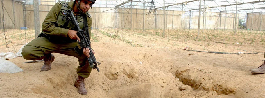Ein Soldat der israelischen Streitkräfte bei einem entdeckten Schmugglertunnel.