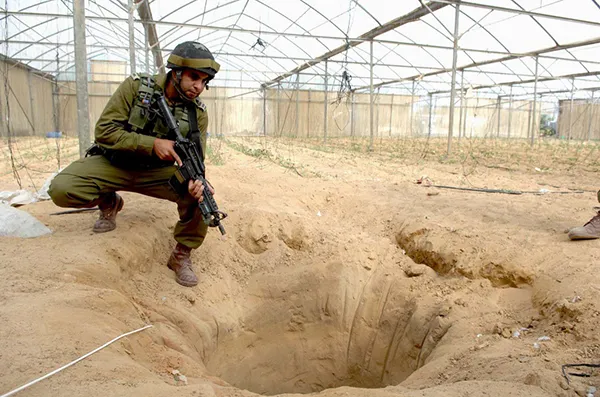 Ein Soldat der israelischen Streitkräfte bei einem entdeckten Schmugglertunnel.