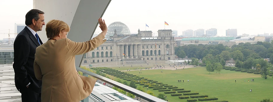 Angela Merkel neben dem Reichstag in Berlin.