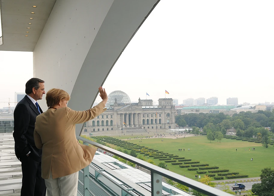 Angela Merkel neben dem Reichstag in Berlin.