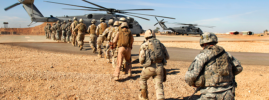 Truppentransport der US-Armee im Camp Ramadi, Irak.