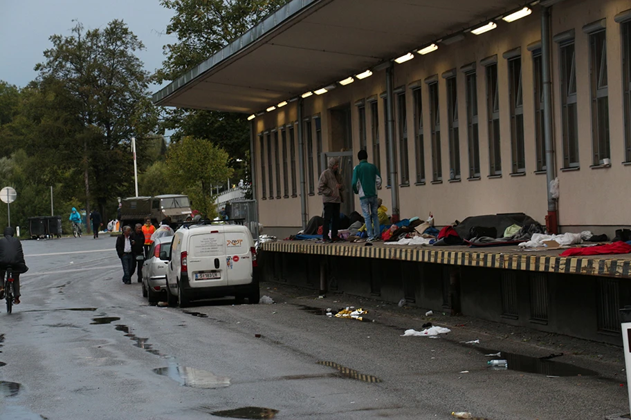 Flüchtlingskrise in Europa September 2015. Das ehemalige Zollamt Freilassing-Saalbrücke in Salzburg dient als Notunterkunft für Flüchtlinge, die auf die Registrierung bei der Einreise nach Deutschland warten.