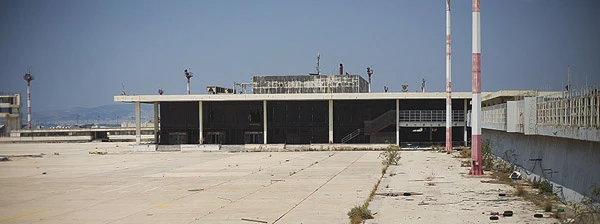 Das Hauptrollfeld des ehemaligen internationalen Flughafens Ellinikon in Athen.