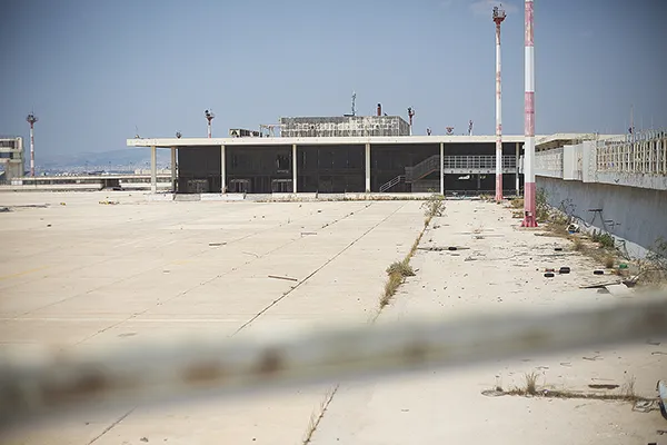 Das Hauptrollfeld des ehemaligen internationalen Flughafens Ellinikon in Athen.