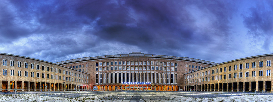 Flughafen Tempelhof in Berlin, Parkplatz und Eingang zum Terminal.