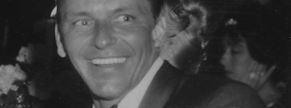 Frank Sinatra (hier 1960 in Florida) spielt im Film die Rolle des süchtigen Musikers Frankie Machine.