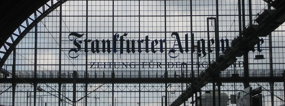Werbung für die FAZ im Hauptbahnhof von Frankfurt am Main.