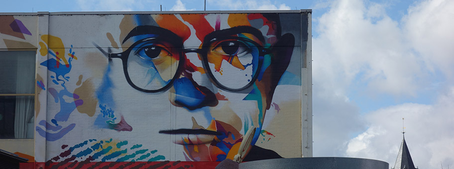 Theodor W. Adorno Mural von Justus Becker und Oğuz Şen in der Senckenberganlage von Frankfurt.
