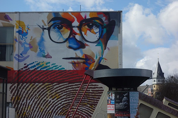 Theodor W. Adorno Mural von Justus Becker und Oğuz Şen in der Senckenberganlage von Frankfurt.