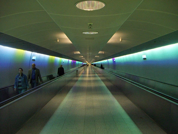 Fahrsteigtunnel am Frankfurter Flughafen.
