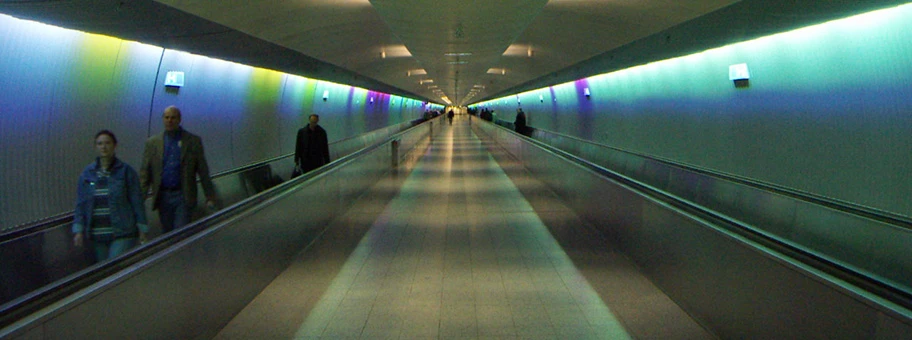 Fahrsteigtunnel am Frankfurter Flughafen.