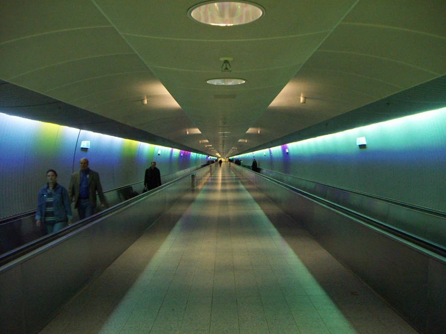 Fahrsteigtunnel am Frankfurter Flughafen.