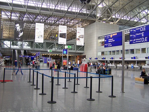 Die I-SEC Luftsicherheit führt mit rund 1.450 Beschäftigten am Frankfurter Flughafen (Fraport) den Grossteil der Sicherheitskontrollen durch. Hier im Bild, Fraport, Terminal 2, Abflughalle D.