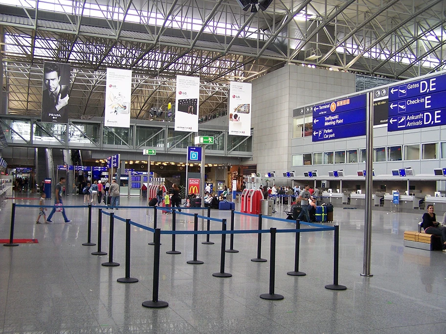 Die I-SEC Luftsicherheit führt mit rund 1.450 Beschäftigten am Frankfurter Flughafen (Fraport) den Grossteil der Sicherheitskontrollen durch. Hier im Bild, Fraport, Terminal 2, Abflughalle D.