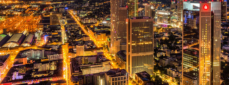 Skyline von Frankfurt in der Nacht.