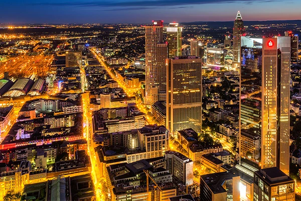 Skyline von Frankfurt in der Nacht.
