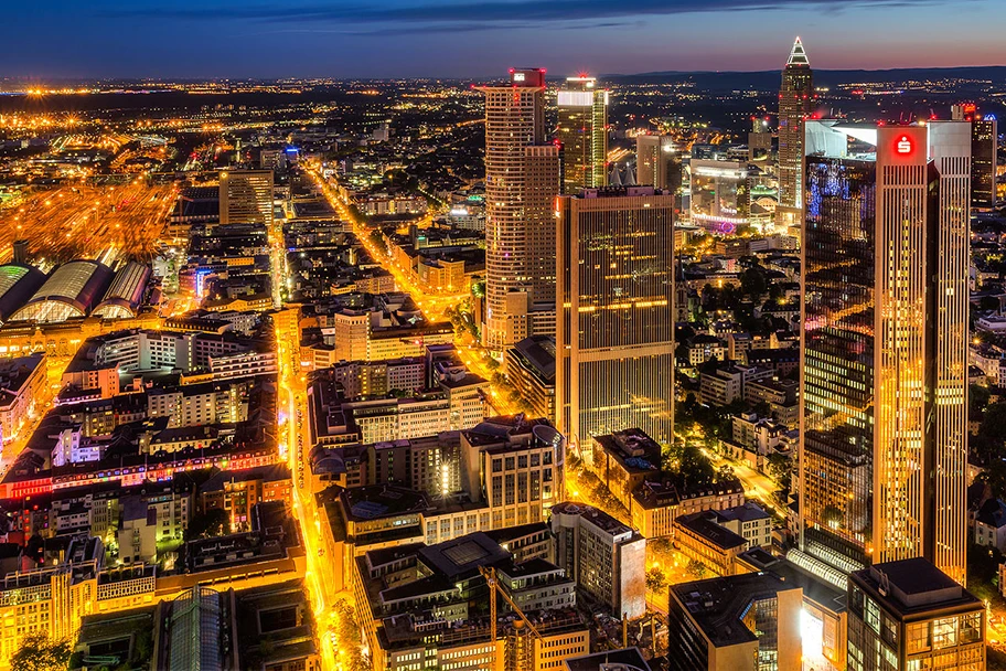 Skyline von Frankfurt in der Nacht.