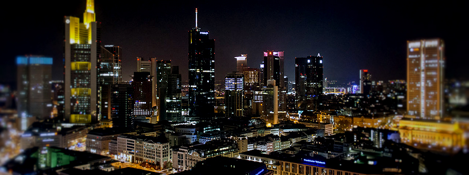 Frankfurt am Main, nächtliche Skyline der Innenstadt vom Eurotower (EZB) bis zum RheinMainCenter.