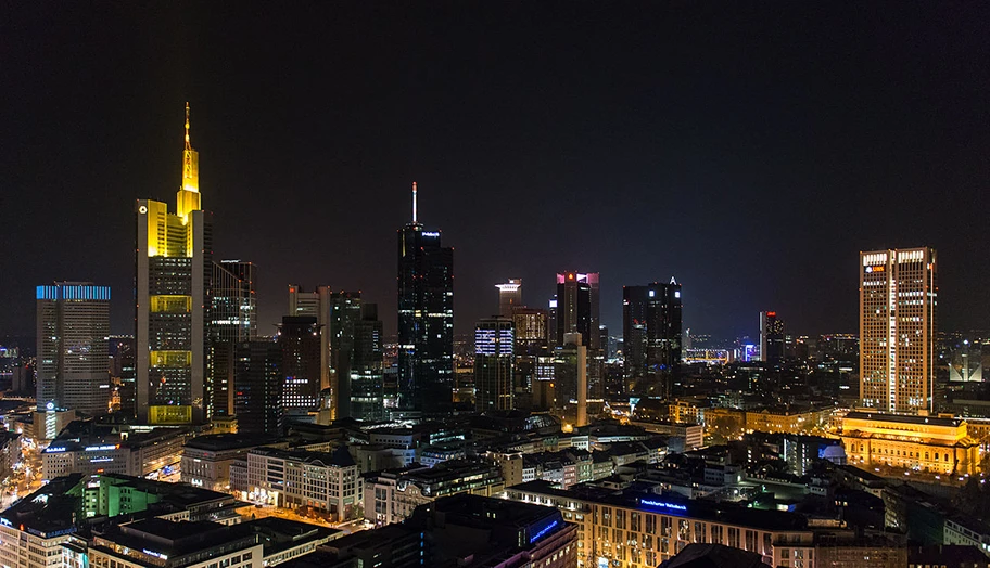 Frankfurt am Main, nächtliche Skyline der Innenstadt vom Eurotower (EZB) bis zum Rhein-Main-Center.