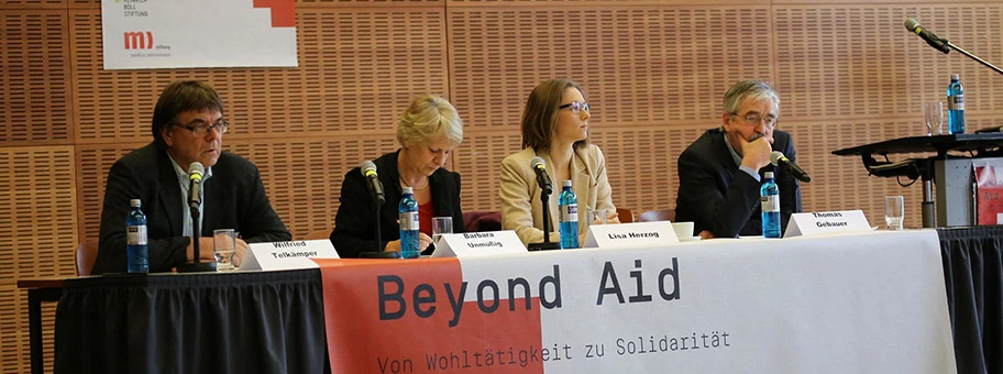 Die Autorin Lisa Herzog (zweite von rechts) an der Hilfe-Konferenz in Frankfurt.