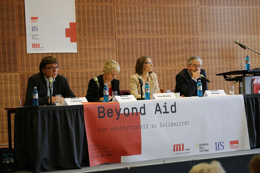 Die Autorin Lisa Herzog (zweite von rechts) an der Hilfe-Konferenz in Frankfurt.