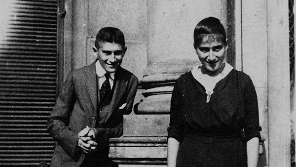 Kafka mit seiner Schwester Ottla. Oppelt-Haus, Prag, 1914.