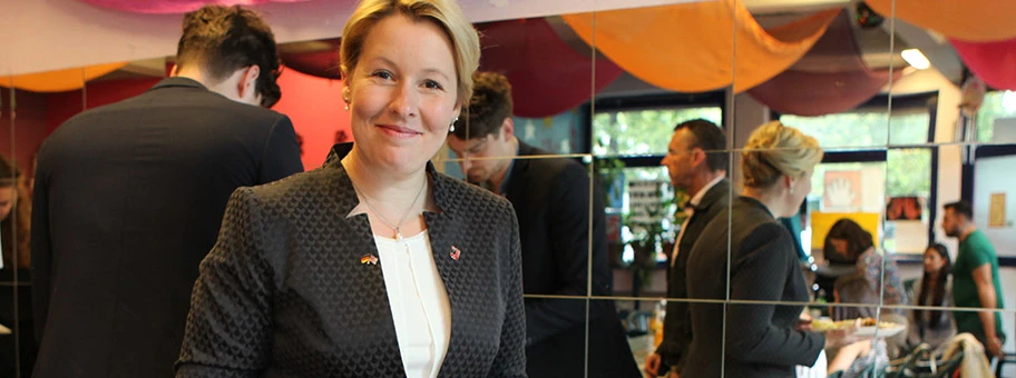 Die S-Politikerin Franziska Giffey am Buffet, August 2016.