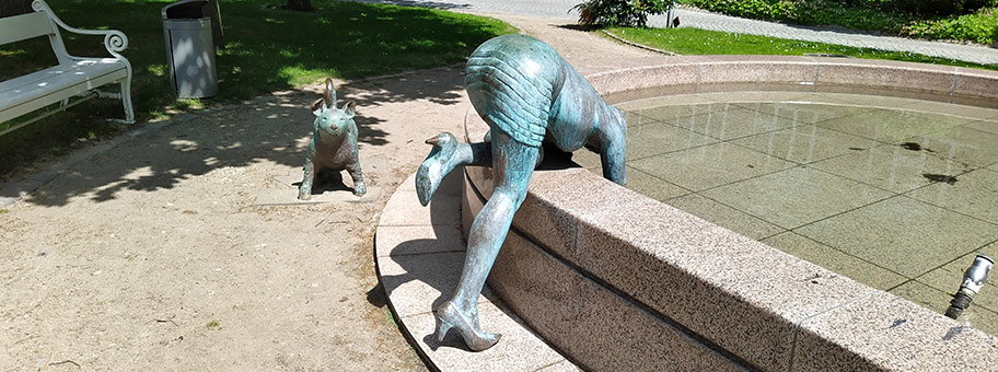 Frau mit Hund, Skulptur von Christiane Guth vor der Curschmann Klinik Timmendorfer Strand.