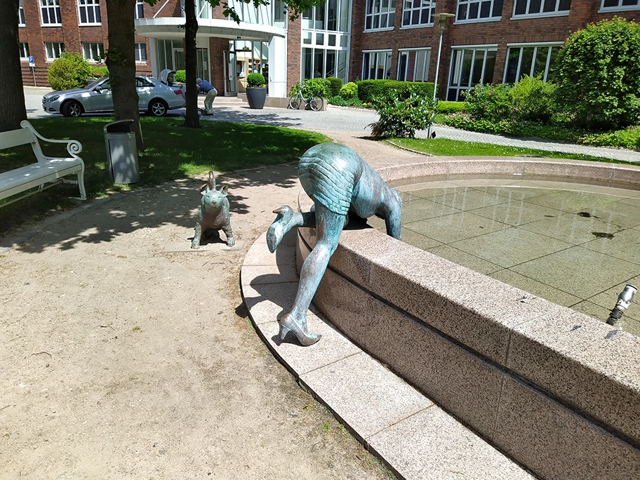 Frau mit Hund, Skulptur von Christiane Guth vor der Curschmann Klinik Timmendorfer Strand.