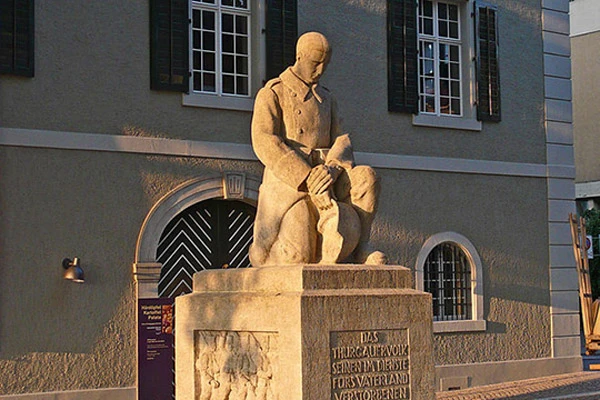 Soldatendenkmal vor dem Thurgauer Staatsarchiv in Frauenfeld, Schweiz. Inschrift: Das Thurgauervolk seinen im Dienste fürs Vaterland verstorbenen Söhnen. 1914 - 1919.