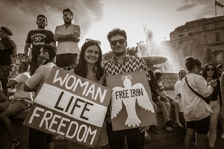 Iranische Demokratieaktivisten auf dem Londoner Trafalgar Square am Samstag dem 16. September 2023 bei einer Protestkundgebung aus Solidarität mit den iranischen Frauen und Arbeitern, die gegen eine autoritäre Theokratie kämpfen.