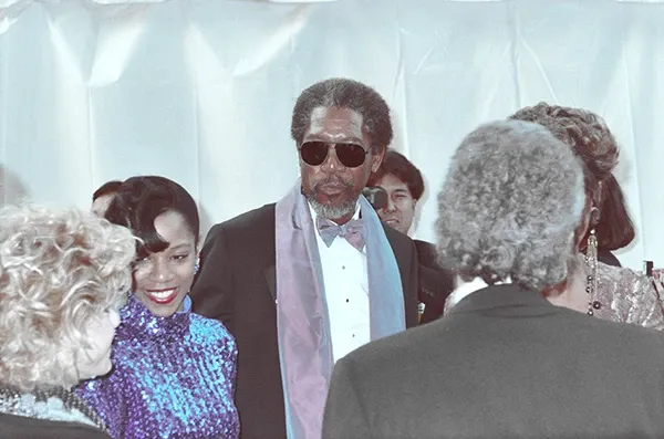 Morgan Freeman mit seiner Tochter Morgana Freeman (links) und seiner Frau Myrna Colley-Lee (rechts) bei der Oscar-Verleihung 1990.
