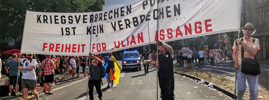 Kriegsverbrechen publizieren ist kein Verbrechen. Freiheit für Julian Assange. Christopher Street Day, CSD-Parade Köln, Magnusstrasse, 3. Juli 2022, 18:00 Uhr.