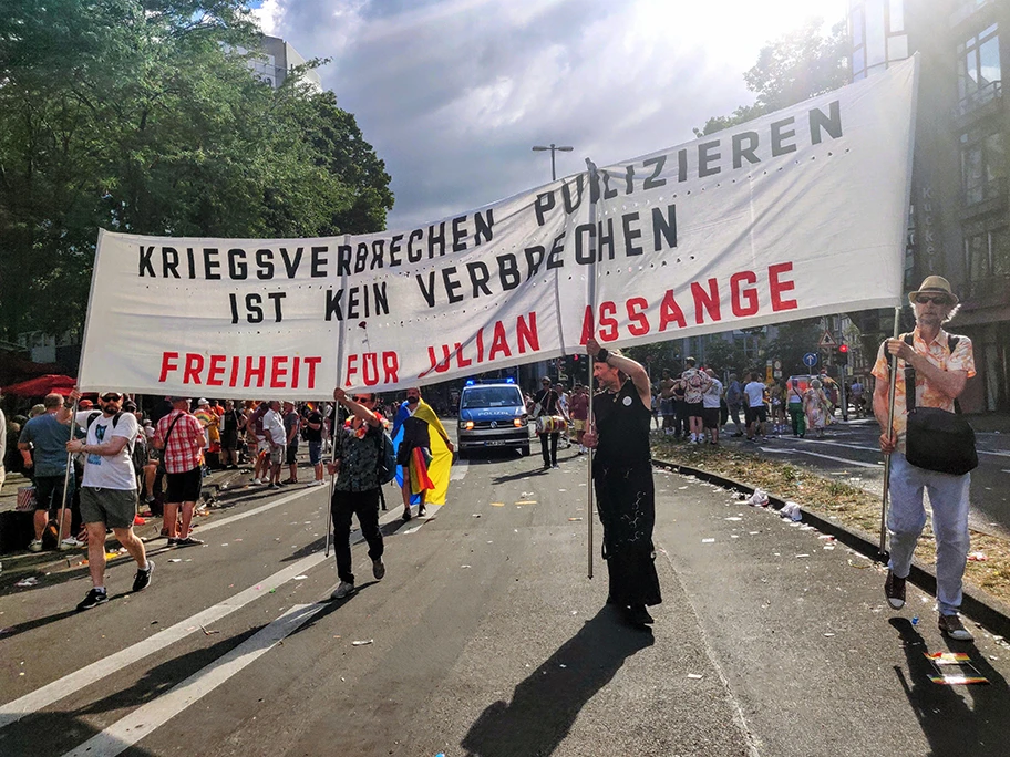 Kriegsverbrechen publizieren ist kein Verbrechen. Freiheit für Julian Assange. Christopher Street Day, CSD-Parade Köln, Magnusstrasse, 3. Juli 2022, 18:00 Uhr.