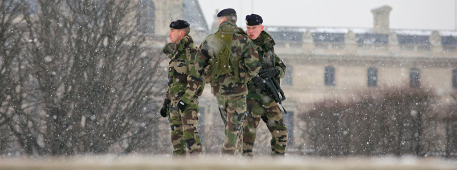 Französische Soldaten vor dem Louvre in Paris.