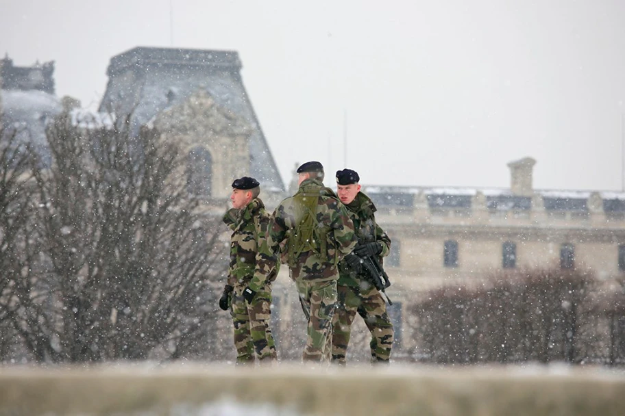 Französische Soldaten vor dem Louvre in Paris.