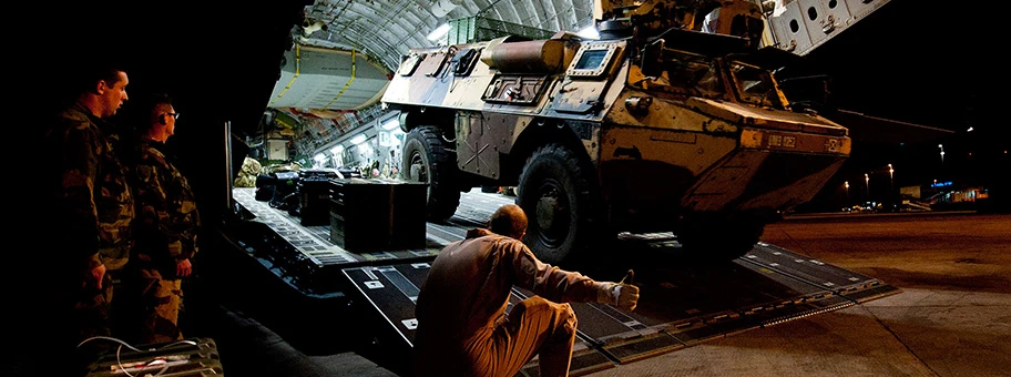 Ankunft von französischem Militärmaterial am Bamako Flughafen in Mali, Januar 2013.