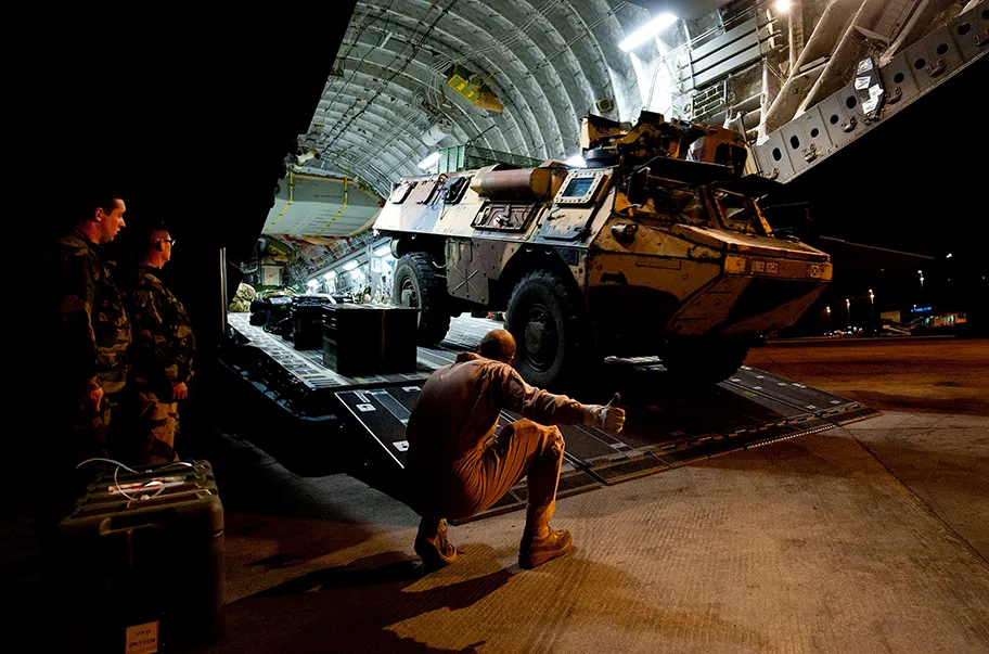 Ankunft von französischem Militärmaterial am Bamako Flughafen in Mali, Januar 2013.