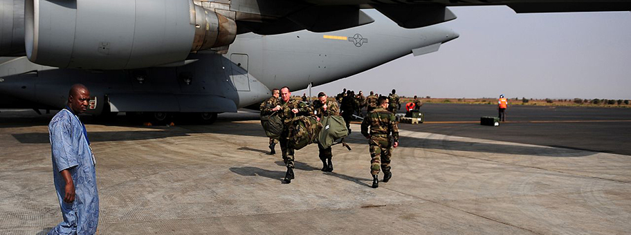 Französische Soldaten verlassen eine C-17 der U.S. Air Force auf dem Flugfeld von Bamako, Mali, 23. Januar 2013.