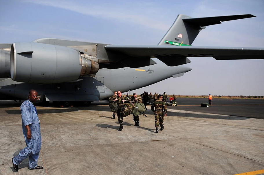 Französische Soldaten verlassen eine C-17 der U.S. Air Force auf dem Flugfeld von Bamako, Mali, 23. Januar 2013.