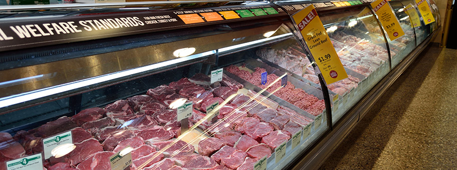 In Zukunft etwas weniger - Frisches Fleisch im Supermarkt.